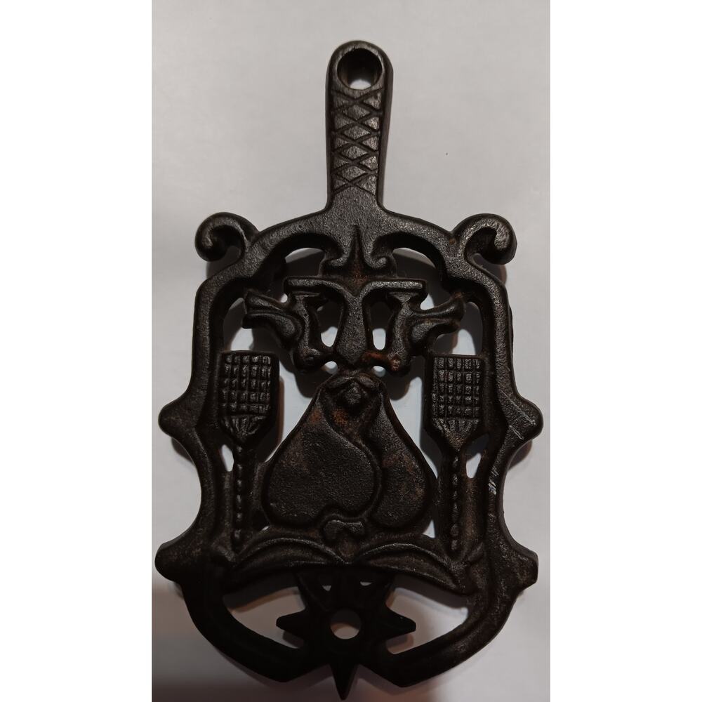 VINTAGE WILTON BRASS FOOTED TRIVET, HEART, BROOMS, LOVE BIRDS, 51/4" x 3"